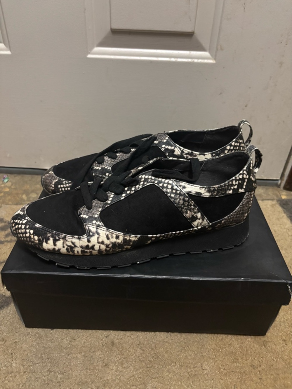 G.I.L.I. (Got It Love It) Snake Skin Black Leather Casual Sneakers Size 9M women